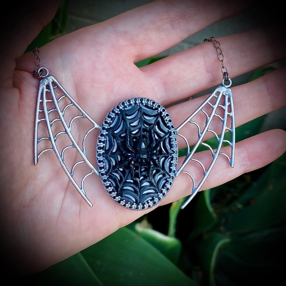 🛑SOLD🛑Spooky spider web necklace - Picture 2 of 2
